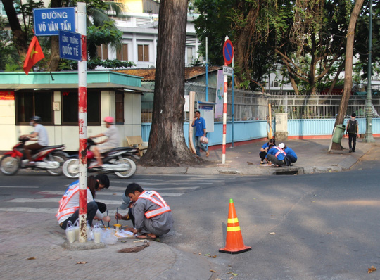 [-]“Đừng[-]vứt[-]rác[-]ở[-]đây[-]–[-]rác[-]làm[-]tắc[-]cống[-]gây[-]ngập[-]nước”